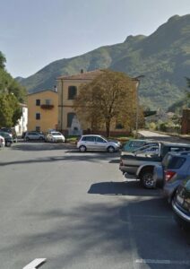 Piazza della stazione a Monzone
