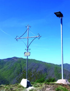 La croce sul monte Colmo che ricorda il partigiano Carlo Lazzerelli