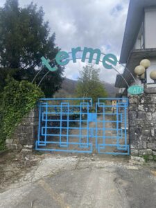 Il cancello di ingresso allo stabilimento termale di Equi