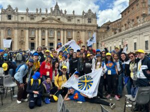 Foto di gruppo dei rappresentanti dell'Azione Cattolica Diocesana in piazza San Pietro