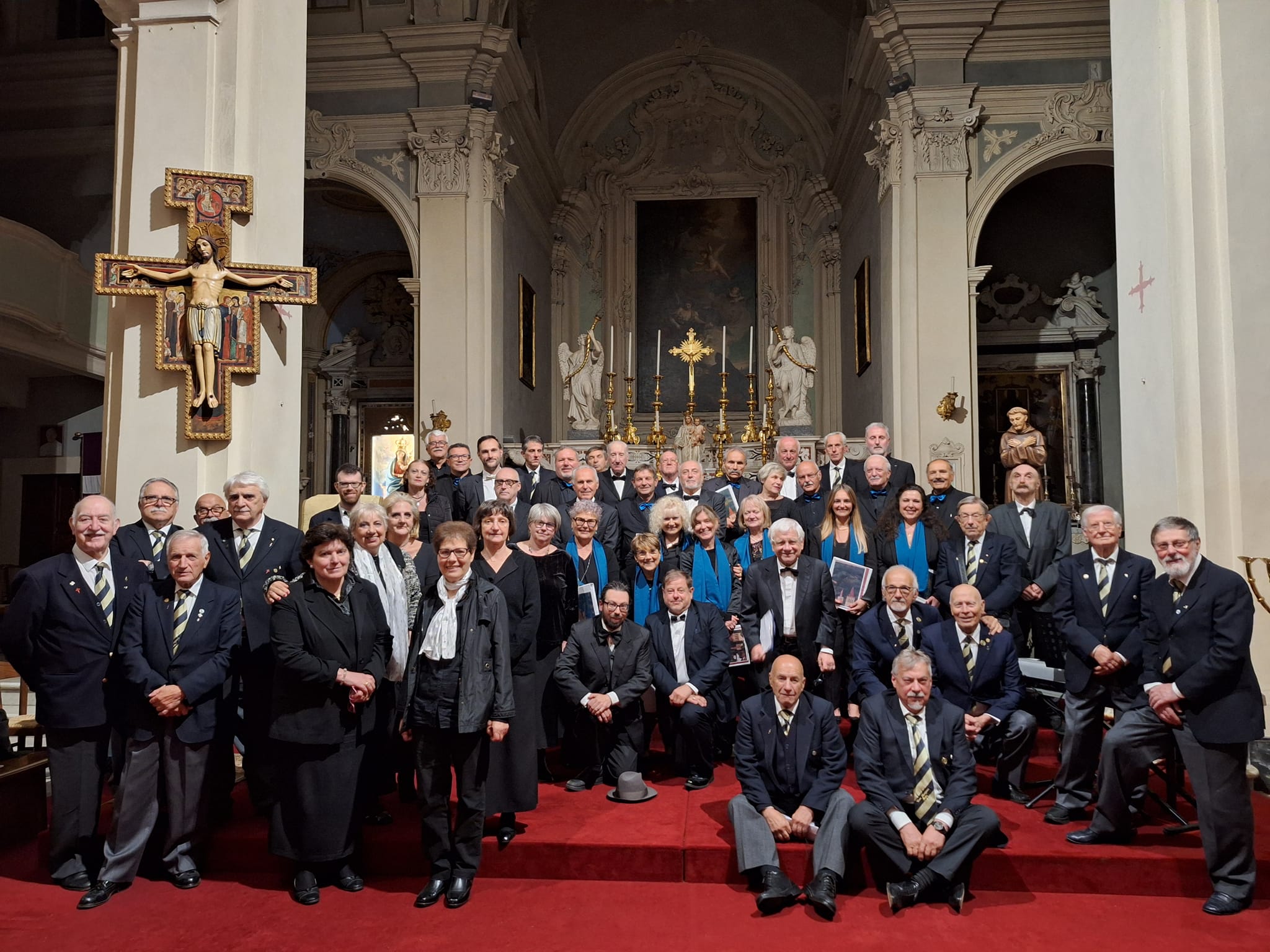 Momento di musica con tre cori in concerto nella chiesa di San Colombano Momento di musica con tre cori in concerto nella chiesa di San Colombano