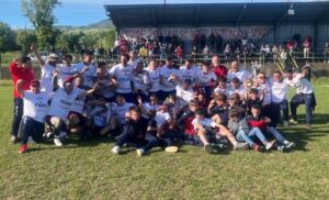 Giocatori, staff e supporter del Montignoso che festeggiano la promozione in Prima Categoria, certificata dal successo sul campo della Filattierese