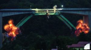 Il momento delle esplosioni sugli archi del viadotto di Gravagna (Foto: Salt – Autocisa – ASTM spa)