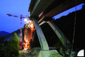 Il momento delle esplosioni sugli archi del viadotto di Gravagna (Foto: Salt – Autocisa – ASTM spa)