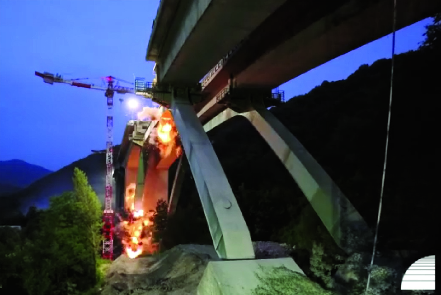 Spettacolare demolizione degli archi di sostegno al viadotto Gravagna