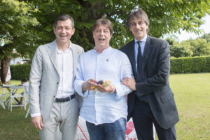 Il presidente Mastroviti ed il sindaco Ferri premiano un donatore (Foto Walter Massari)