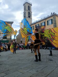 L'esibizione degli sbandieratori in piazza Medicea