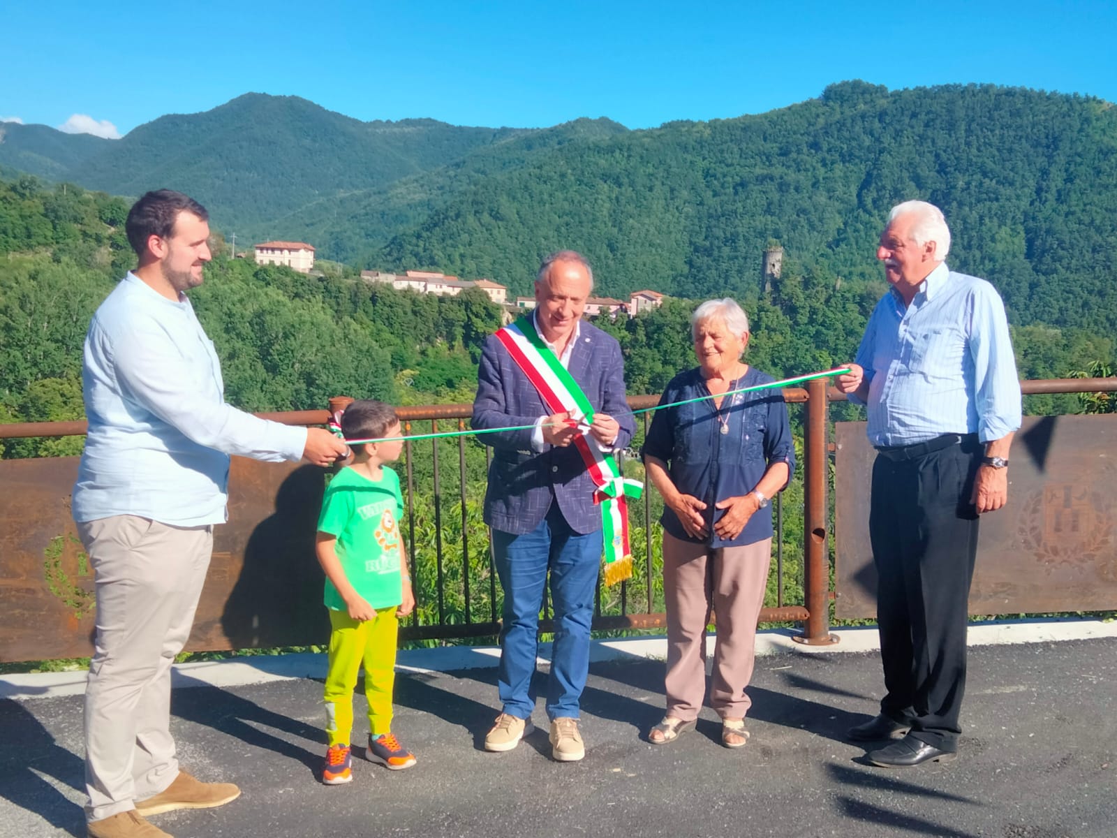 Bagnone: inaugurazione e benedizione della piazza di Canneto Bagnone: inaugurazione e benedizione della piazza di Canneto