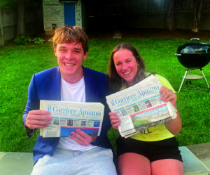 Joseph Palm e Margherita Rossi, a Washington, mostrano orgogliosi le copie del Correre Apuano