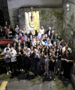 Filattiera ricorda i morti di pinticello nell'ottantesimo anniversario con la presenza di Valdo Spini_ Gli studenti che hanno partecipato al concorso e i neo 18enni (Foto Massimo Pasquali)