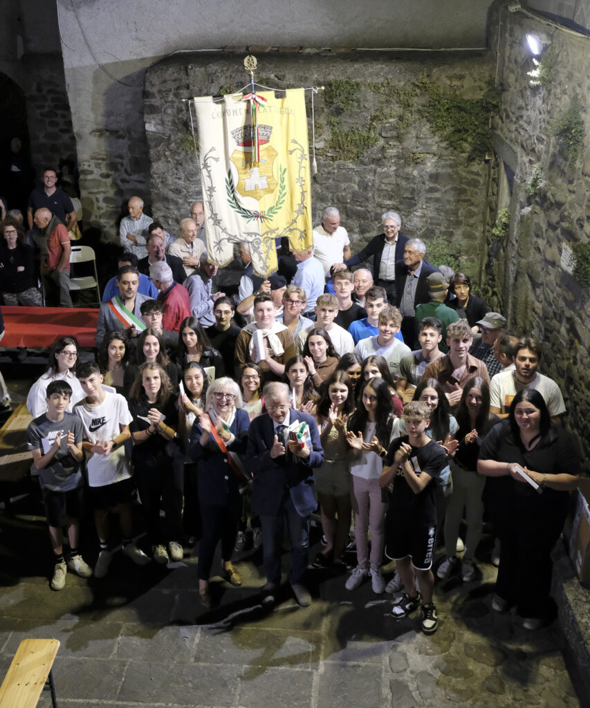 Filattiera ricorda i morti di pinticello nell'ottantesimo anniversario con la presenza di Valdo Spini_ Gli studenti che hanno partecipato al concorso e i neo 18enni (Foto Massimo Pasquali)
