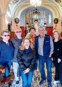 Rogerio nella Chiesa di Succisa, la moglie, la figlia e i secondi cugini Giovanna, Dario e Fabrizia Antiga