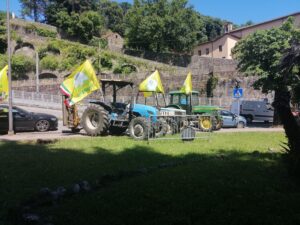Il presidio della Coldiretti davanti al Teatro della Rosa