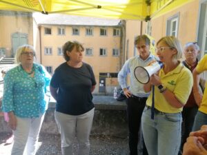 Il confronto fuori dal teatro della Rosa, tra i rappresentanti della Coldiretti e l'assessore Saccardi