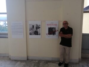 Fabrizio Rosi con alcuni cartelloni della mostra dedicata ai "Musicisti di strada"