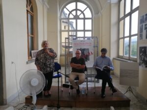 La presentazione della mostra dedicata ai "Musicisti di strada" con, da sinisitra, Giuditta Bertoli, Fabrizio Rosi e il sindaco Jacopo Ferri