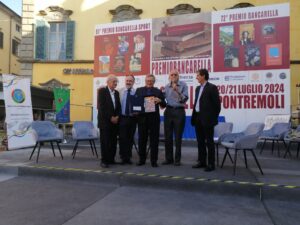Il momento della consegna del premio "Raschi" a Paolo Liguori