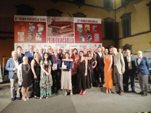 Foto di gruppo con la premiazione di Aurora Tamigio, vincitrice del 72° Premio Bancarella