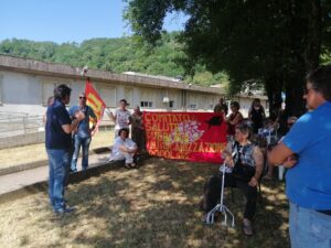 Un momento del presidio di fronte all'ospedale di Pontremoli