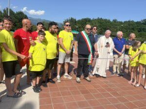 Il momento del taglio del nastro delle piscine per la stagione estiva