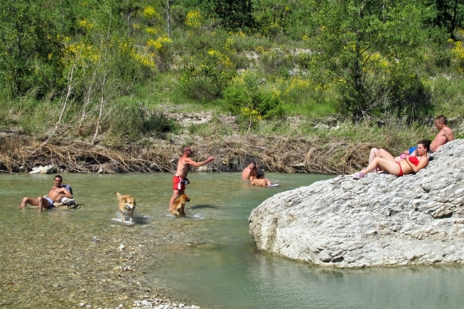 La voglia di estate dei giovani della Lunigiana La voglia di estate dei giovani della Lunigiana