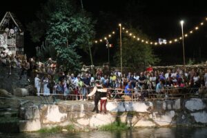 L'esibizione di un funambolo durante "3 giorni nel passato" a Gragnola