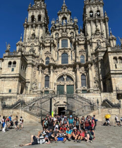 Il gruppo degli Scout Pontremoli 1, di fronte alla Cattedrale di Santiago