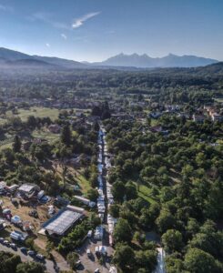 Vista panoramica della via che ospita le bancarelle di San Genesio. (Foto Lunigiana World)