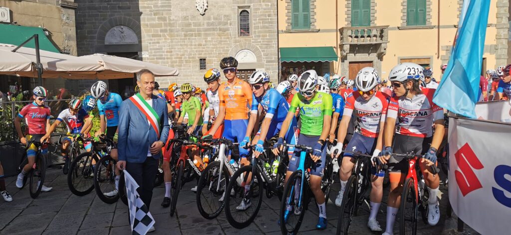 Il sindaco di Fivizzano, Gianluigi Giannetti, dà il via alla seconda tappa del Giro di Lunigiana 2024