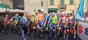 Il sindaco di Fivizzano, Gianluigi Giannetti, dà il via alla quarta tappa del Giro di Lunigiana 2024