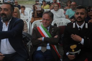 Il sindaco di Aulla, Roberto Valettini, presenta all'inaugurazione del mezzo
