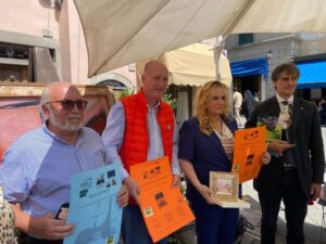 La foto ufficiale della premiazione di Luciano Pretida parte di Luca Filipponi alla presenza del sindaco Ferri.