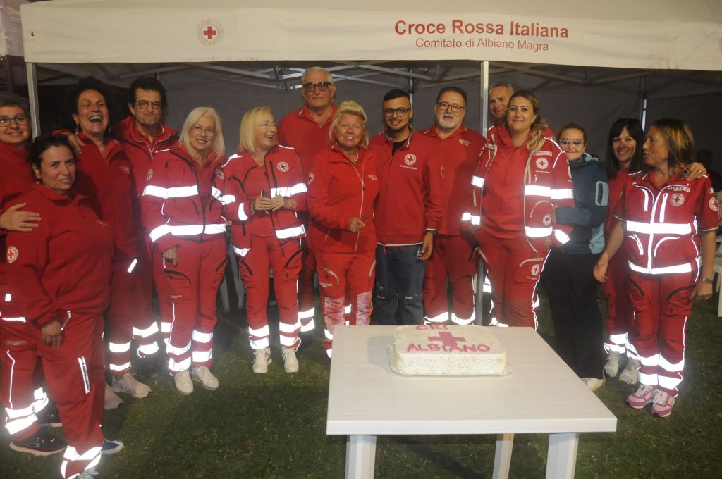Volontari della Croce Rossa di Albiano con la mega torta