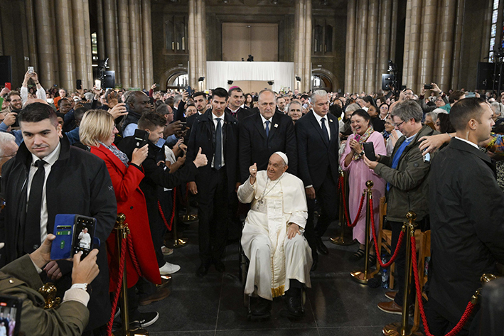 Viaggio pastorale del Papa dentro i problemi della secolarizzazione Viaggio pastorale del Papa dentro i problemi della secolarizzazione