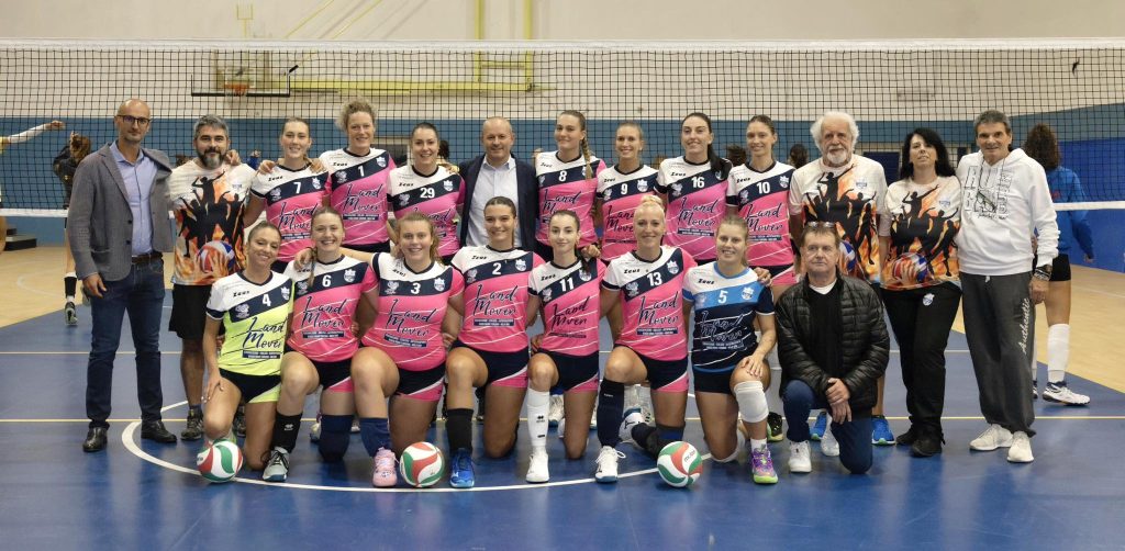 Foto di gruppo dei dirigenti, staff e rosa del Volley Lunigiana