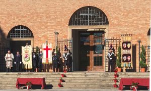 Il momento della benedizione delle marmette sul piazzale di fronte al tempio.