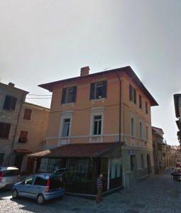 La piazza del centro storico di Filattiera con il palazzo interessato dal progetto