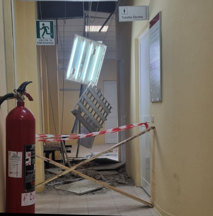 Al Distretto sanitario di Pontremoli crollo dell’intonaco del soffitto Al Distretto sanitario di Pontremoli crollo dell’intonaco del soffitto