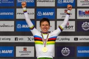 Tadej Pogacar con la maglia di campione del mondo