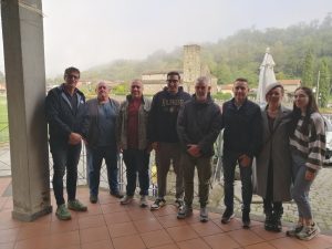 Foto di gruppo dei vari soggetti delle associazioni filattieresi coinvolte nell'iniziativa "Note solidali" che permesso di raccogliere fondi per l'associazione Aldi, con il presidente Paolo Bestazzoni il secondo da destra.