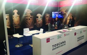 Lo stand della Toscana alla Borsa di Paestum, con sullo sfondo le statue stele della Lunigiana