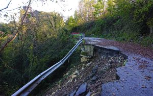 La frana della strada provinciale poco prima di arrivare alla frazione mulazzese di Lusuolo
