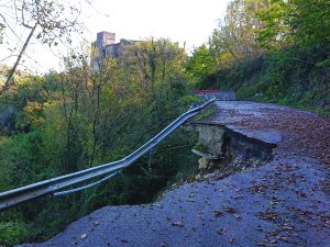 La frana della strada provinciale poco prima di arrivare alla frazione mulazzese di Lusuolo