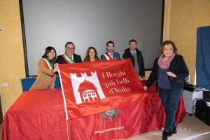 La bandiera del "Borghi più bello d'Italia"