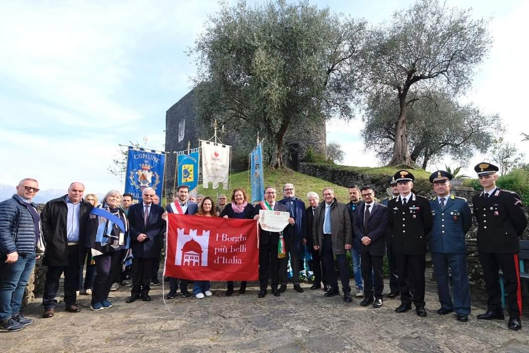 Sventola su Mulazzo la bandiera dei Borghi più Belli d’Italia Sventola su Mulazzo la bandiera dei Borghi più Belli d’Italia