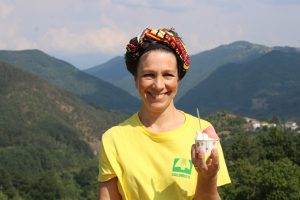 Barbara Conti mostra con orgoglio il gelato di sua produzione