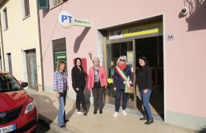 L’ufficio postale di Filattiera, con la sindaca Folloni e le operatrici (Foto Massimo Pasquali)