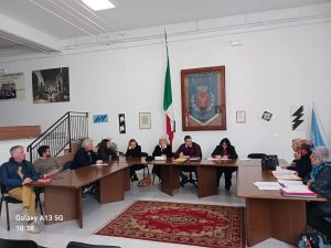 Consiglieri in seduta a Casola