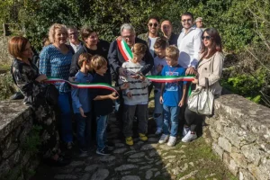 Il taglio del nastro con l'inaugurazione Licciana del nuovo percorso naturalistico dal borgo al Piano