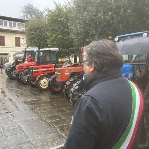Il sindaco di Mulazzo, Claudio Novoa, passa in "rassegna" I mezzi agricoli presenti nel sagrato della chiesa parrocchiale di San Giuseppe ad Arpiola